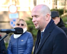 <p>Prezydent Jakub Mazur przemawia w imieniu Jacka Sutryka</p>