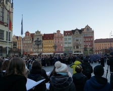 chóry akademickie Wrocławia śpiewają hymny Ukrainy i Polski