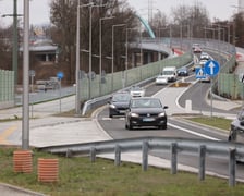 Samochody, rowerzyści i piesi na AWW - pierwszy dzień po otwarciu Alei Wielkiej Wyspy