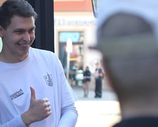 Impreza MPK na Rynku - prezentacja nowego Mercedesa Conecto i bieganie Przemka, który w pojeździe pokonuje dystans półmaratonu