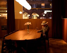 <p>Zdjęcie z inspirowanego malarstwem Edwarda Hoppera cyklu &bdquo;City at night&rdquo;, zrobione w bistro Dinette we Wrocławiu</p>