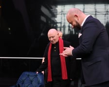 <p>Maestro Christoph Eschenbach (w czerwonym szaliku) i prezydent Jacek Sutryk w NFM</p>