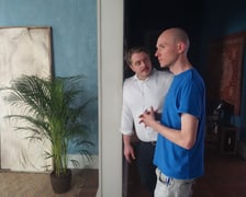 <p>Tomasz Schuchardt i Artur Wyrzykowski na planie filmu &bdquo;To się nie dzieje&rdquo; w Wytw&oacute;rni Film&oacute;w Fabularnych</p>