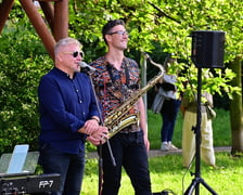 Pierwszy koncert z cyklu "Muzyka w podwórku" zabrzmiał na Gaju w tak zwanym parku słonecznym. Śpiewał Tomasz Krajewski przy akompaniamencie Dominika Mąkosy i Tarasa Bakovskyia