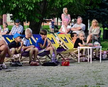 Pierwszy koncert z cyklu "Muzyka w podwórku" zabrzmiał na Gaju w tak zwanym parku słonecznym. Śpiewał Tomasz Krajewski przy akompaniamencie Dominika Mąkosy i Tarasa Bakovskyia