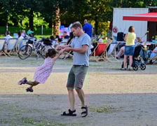 Pierwszy koncert z cyklu "Muzyka w podwórku" zabrzmiał na Gaju w tak zwanym parku słonecznym. Śpiewał Tomasz Krajewski przy akompaniamencie Dominika Mąkosy i Tarasa Bakovskyia