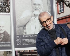 <p>Janusz Stankiewicz przy zdjęciu swojego brata Eugeniusza Geta-Stankiewicza</p>