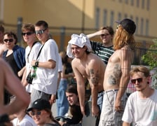 Skaterzy na placu Wolności jeżdżą na deskorolce. Międzynarodowy Dzień Deskorolki