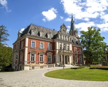 <h3>Pałac Pawłowice</h3>
<p>Pałac Pawłowice Uniwersytetu Przyrodniczego we Wrocławiu to malownicze miejsce. W tym dziewiętnastowiecznym pałacu, położonym na terenie parku z oczkiem wodnym odbywają się szkolenia, konferencje i imprezy okolicznościowe. Znajduje się w nim także hotel. To idealne miejsce, aby uciec od zgiełku miasta.</p>
<ul>
<li>Adres: ul. Pawłowicka 87/89</li>
</ul>