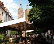 <p><strong>Lwia Brama</strong></p>
<p>O wyjątkowym charakterze restauracji świadczy nie tylko bajkowa lokalizacja, ale r&oacute;wnież kuchnia w wydaniu Jarosława J&oacute;zefowskiego, kt&oacute;ry swoją pasję wyraża na talerzu&nbsp;<span style="color: #232323; font-family: 'Fira Sans', sans-serif; font-size: 18px;">&ndash;&nbsp;</span>łącząc regionalne składniki z wyrobami własnej produkcji. Nie da się r&oacute;wnież przejść obojętnie obok ich <strong>ogr&oacute;dka</strong>, kt&oacute;ry jest jednym z najpiękniejszych w całym Wrocławiu. Spędzicie tu spokojnie czas z widokiem na katedrę św. Jana Chrzciciela.</p>
<p>&ndash; Lwia Brama&nbsp;to jedyna restauracja znajdująca się w najstarszej części Wrocławia, Ostrowie Tumskim. Niegdyś była to wyspa podlegająca władzy kościelnej, dziś jest wizyt&oacute;wką Wrocławia, popularną wśr&oacute;d turyst&oacute;w, spacerowicz&oacute;w i zakochanych &ndash; czytamy na stronie restauracji.</p>
<ul>
<li>Adres:&nbsp;Katedralna 9</li>
<li>Godziny otwarcia: poniedziałek-czwartek od godz. 16:00 do 22:00; piątek-sobota od 12:00 do 23:00; niedziela od 12:00 do 22:00</li>
</ul>
<p><a href="https://www.lwiabrama2.pl/" target="_blank" rel="noopener">Szczeg&oacute;ły oraz menu można zobaczyć na stronie restauracji.</a></p>