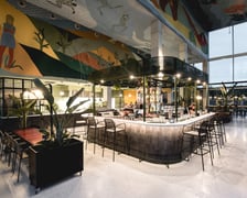 <p><strong>Concordia Taste</strong></p>
<p>Restauracja znajduje się w jednym z najpiękniejszych miejsc we Wrocławiu &ndash; na zielonej Wyspie Słodowej. Scenografię lokalu stanowi ok. 500-metrowy mural, dzieło artystki Alicji Biały, kt&oacute;ry wyraża hołd dla uważności i idei smakowania życia z najbliższymi nam ludźmi.</p>
<p>&ndash; Zwolnij na chwilę, żeby docenić wsp&oacute;lnie spędzony czas. Concordia Taste to miejsce niepowtarzalnych spotkań z rodziną i przyjaci&oacute;łmi. Cieszcie się przyrodą, sztuką, wspaniałym jedzeniem i oczywiście sobą nawzajem &ndash; czytamy na stronie restauracji.</p>
<p>W menu są polskie dania w nowoczesnym wydaniu. Szef kuchni &ndash; Damian Bildź z pewnością zaskoczy Was niecodziennymi połączeniami znanych smak&oacute;w.</p>
<ul>
<li>Adres:&nbsp;wyspa Słodowa 7</li>
<li>Godziny otwarcia: wtorek-czwartek i niedziela od godz. 12:00 do 21:00; piątek-sobota od 12:00 do 23:00; w poniedziałki zamknięte</li>
</ul>
<p><a href="https://concordiataste.pl/wroclaw/" target="_blank" rel="noopener">Szczeg&oacute;ły oraz menu można zobaczyć na stronie restauracji.</a></p>