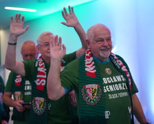 Seniorzy, nauczyciele i studenci na meczu Śląsk - Górnik