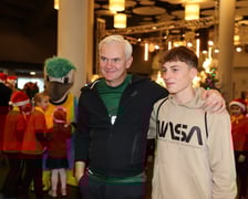 <p>Paczki Dobrych Relacji 2023 dla dzieci i ich opiekun&oacute;w z rodzin zastępczych (10 grudnia 2023 Tarczyński Arena)</p>