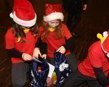 <p>Paczki Dobrych Relacji 2023 dla dzieci i ich opiekun&oacute;w z rodzin zastępczych (10 grudnia 2023 Tarczyński Arena)</p>