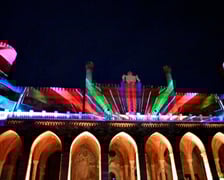 Pokaz gry świateł i dźwięku w pałacu Marianny Orańskiej w Kamieńcu Ząbkowickim.