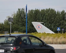 Rondo 11 Pułku Lotnictwa Myśliwskiego na Muchoborze Wielkim. W jego centralnej części jest statecznik pionowy samolotu MIG 21, który obraca się zgodnie z kierunkiem wiatru