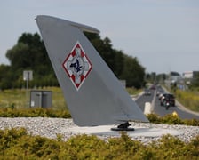 Rondo 11 Pułku Lotnictwa Myśliwskiego na Muchoborze Wielkim. W jego centralnej części jest statecznik pionowy samolotu MIG 21, który obraca się zgodnie z kierunkiem wiatru