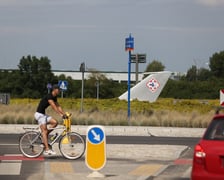 Rondo 11 Pułku Lotnictwa Myśliwskiego na Muchoborze Wielkim. W jego centralnej części jest statecznik pionowy samolotu MIG 21, który obraca się zgodnie z kierunkiem wiatru