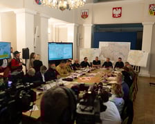 Premier i ministrowie uczestniczyli w poniedziałek 16 września w posiedzeniu sztabu kryzysowego w Urzędzie Wojewódzkim we Wrocławiu.