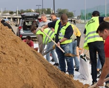 Wrocławianie odbierają piasek spod stadionu