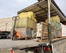 Wrocławianie odbierają piasek spod stadionu