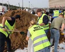 Wrocławianie odbierają piasek spod stadionu