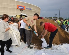 Wrocławianie odbierają piasek spod stadionu