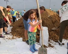 Wrocławianie odbierają piasek spod stadionu