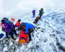 Ratownicy Górskiego Ochotniczego Pogotowia Ratunkowego podczas zimowej akcji ratowniczej