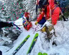 Ratownicy Górskiego Ochotniczego Pogotowia Ratunkowego podczas zimowej akcji ratowniczej