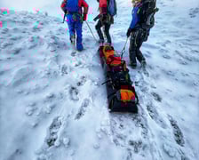 Ratownicy Górskiego Ochotniczego Pogotowia Ratunkowego podczas zimowej akcji ratowniczej