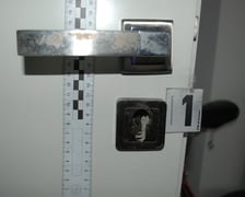 <p>Zdjęcia wykonane przez technik&oacute;w kryminalistycznych, dokumentujące włamania</p>