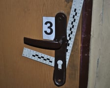 <p>Zdjęcia wykonane przez technik&oacute;w kryminalistycznych, dokumentujące włamania</p>