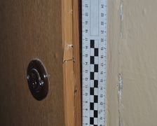 <p>Zdjęcia wykonane przez technik&oacute;w kryminalistycznych, dokumentujące włamania</p>
