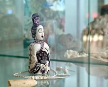 Kolekcja zarekwirowanych wakacyjnych pamiątek. Można je zobaczyć w gablocie w terminalu wrocławskiego lotniska