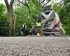 Na pl. Staszica, przy parku, po raz pierwszy we Wrocławiu układany jest beton jamisty - taki, który przepuszcza wodę. Dzięki zastosowaniu tej technologii, drzewa i rośliny będą nawadniane wodami opadowymi, a rowerzyści będą wygodnie jeździć.