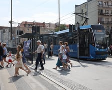 Tramwaje i przechodnie na Kazimierza Wielkiego