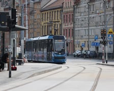 Tramwaje i przechodnie na Kazimierza Wielkiego
