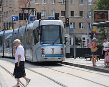 Tramwaje i przechodnie na Kazimierza Wielkiego