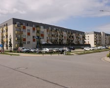 <p>Duże zadanie kt&oacute;re realizował Zarząd Inwestycji Miejskich i MPWiK. Powstały drogi i wodociągi na ul. Kaparowej i Melisowej oraz zbiornik retencyjny. Do tego oświetlenie i ścieżki rowerowe. Chodniki powstały r&oacute;wnież na Cynamonowej i Kominiarskiej. Miasto i tutaj nie zapomniało o zieleni, posadzono drzewa, krzewy i byliny.</p>