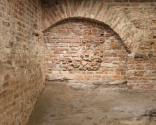 <p>Ściana z XV-wiecznej przebudowy zamku na kamienice kanonickie</p>