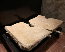 <p>Element systemu ogrzewania &bdquo;podłogowego&rdquo; ze średniowiecza z widocznymi otworami wylotowymi ciepłego powietrza</p>