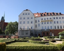 <p>Dom Notre Dame na Ostrowie Tumskim, w podziemiach znajdują się relikty zamku średniowiecznego</p>