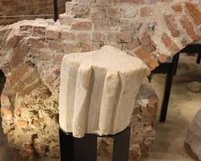 <p>Kliniec, czyli element obramowania wejścia, kt&oacute;re prowadziło do pomieszczenia sakralnego</p>