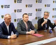 <p>Jarosław Rabczenko, wicemarszałek wojew&oacute;dztwa dolnośląskiego, Paweł Gancarz, marszałek wojew&oacute;dztwa dolnośląskiego i dyrektor Michał Zadara&nbsp;</p>