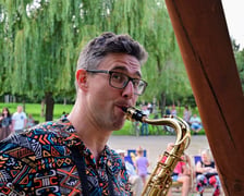 Pierwszy koncert z cyklu "Muzyka w podwórku" zabrzmiał na Gaju w tak zwanym parku słonecznym. Śpiewał Tomasz Krajewski przy akompaniamencie Dominika Mąkosy i Tarasa Bakovskyia