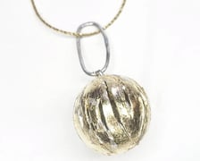 <p>Na zdjęciach biżuteria z projektu &bdquo;Relacje&rdquo; realizowanego&nbsp;w ramach stypendium artystycznego Prezydenta Wrocławia</p>