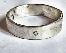 <p>Na zdjęciach biżuteria z projektu &bdquo;Relacje&rdquo; realizowanego&nbsp;w ramach stypendium artystycznego Prezydenta Wrocławia</p>