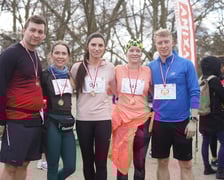 Uczestnicy ?Urodzinowego, charytatywnego biegu i marszu nordic walking dla Lenki? w parku Południowym