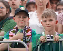 Kibice witają wicemistrzów Polski - drużynę Śląska Wrocław - na wrocławskim Rynku.